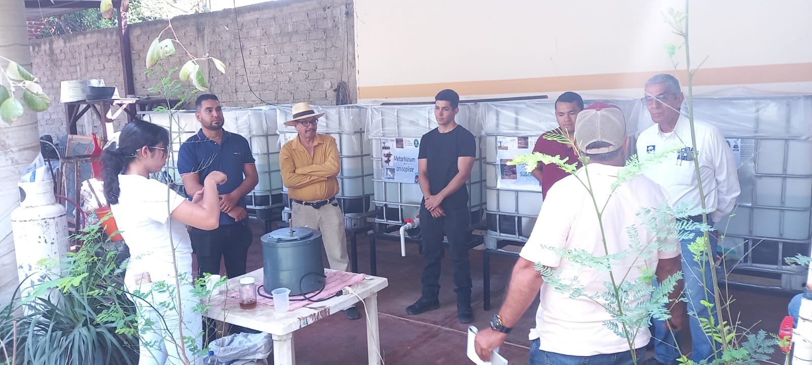 Agricultores conocen uso de microorganismos para preservar el medio ambiente