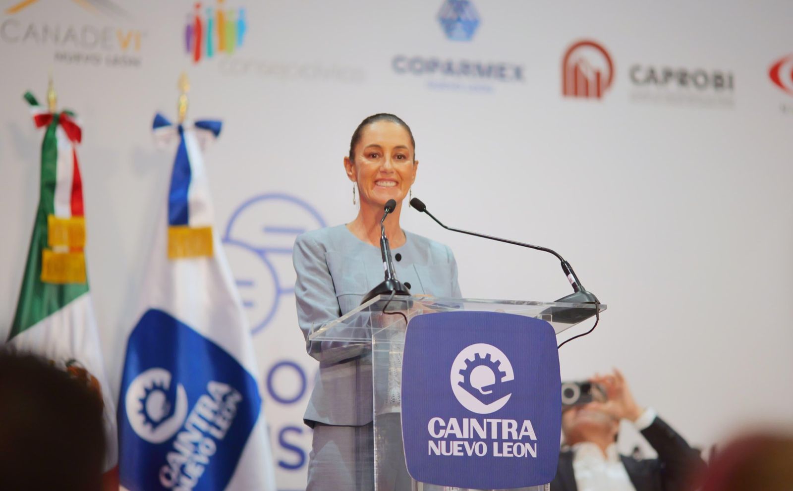 NOSOTROS ESTAMOS PENSANDO EN QUE LOS PEQUEÑOS NEGOCIOS SEAN PARTE DEL DESARROLLO NACIONAL: CLAUDIA SHEINBAUM PRESENTA SU VISIÓN DE PROSPERIDAD COMPARTIDA ANTE EL SECTOR PRIVADO DE NUEVO LEÓN.