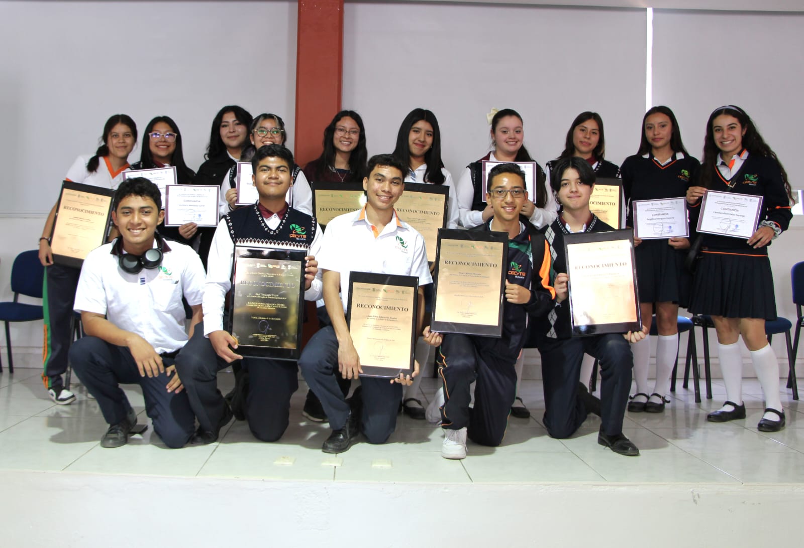 Reconocen a estudiantes del Cecytem por resultados académicos