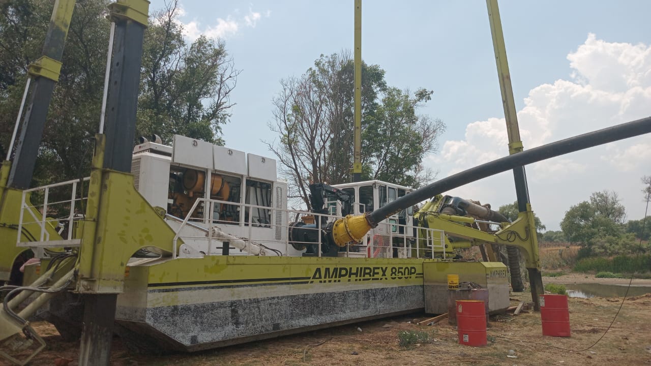 Llega segunda maquinaria de la Marina para rescatar el lago de Pátzcuaro