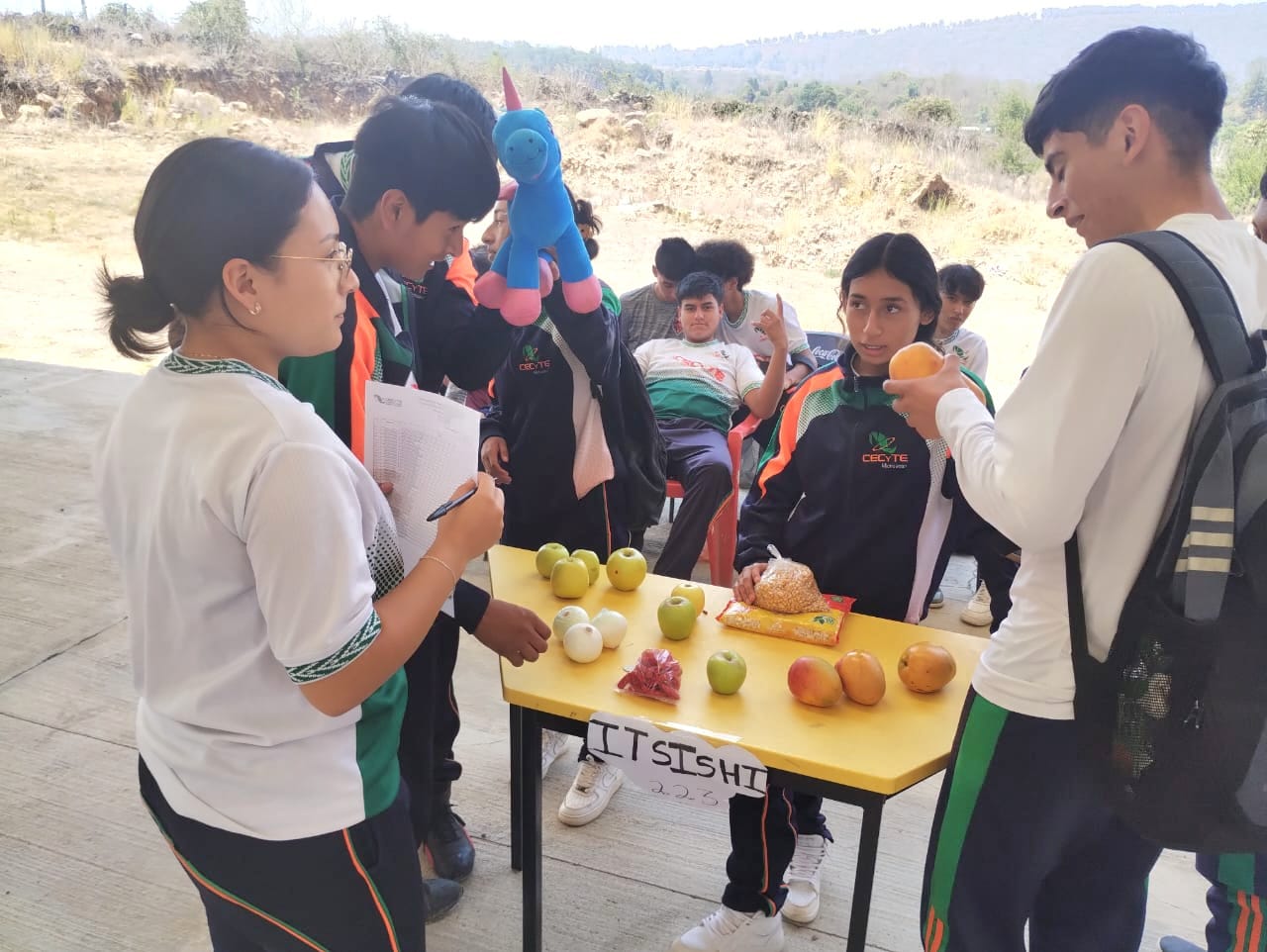 Con trueque, preservan tradiciones indígenas en el Cecytem Huecorio