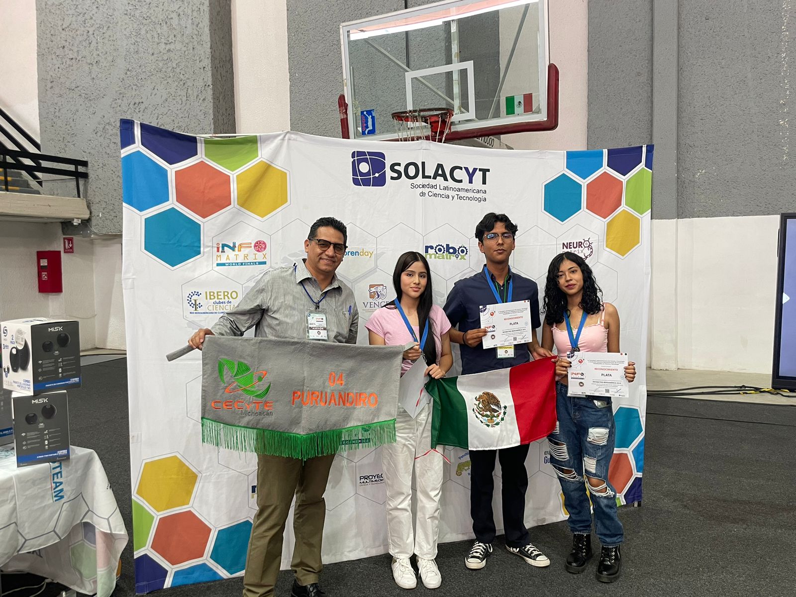 Estudiantes del Cecytem ganan oro y 2 platas en competencia de proyectos científicos