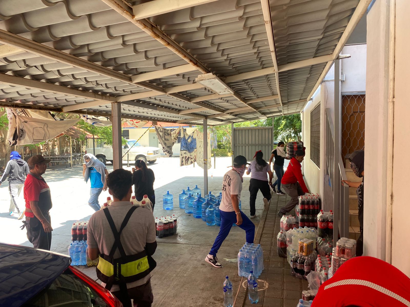 Normalistas devuelven mercancía retenida a unidades comerciales en Morelia