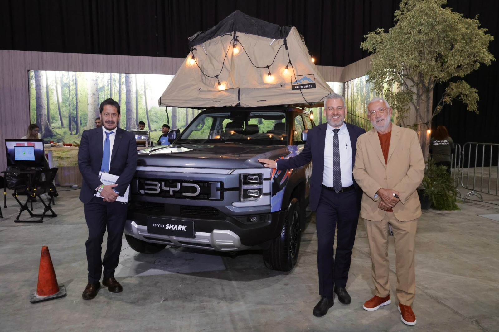 Asiste Bedolla a presentación de camioneta híbrida BYD en México