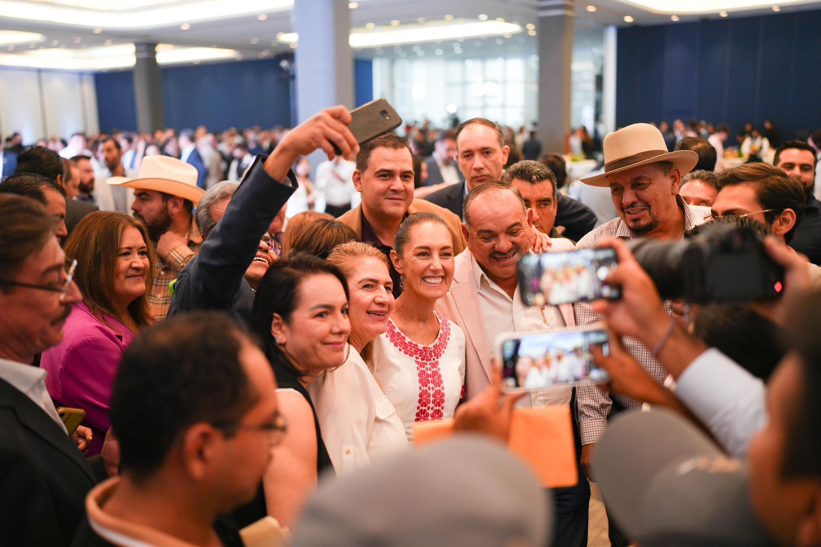 “NO PODEMOS PENSAR EN EL DIVORCIO DE LA GRAN EMPRESA CON LA PEQUEÑA EMPRESA”: CLAUDIA SHEINBAUM EXPONE LA CREACIÓN DE CADENAS PRODUCTIVAS ANTE EMPRESARIOS Y EMPRESARIAS DE JALISCO.