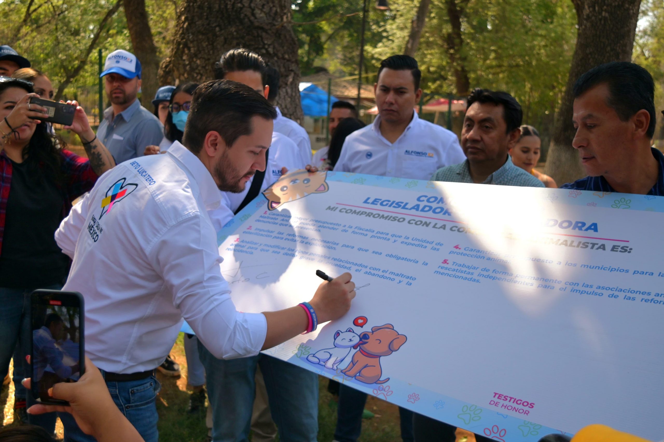 Firma Beto Lucatero compromiso con manifiesto animalista