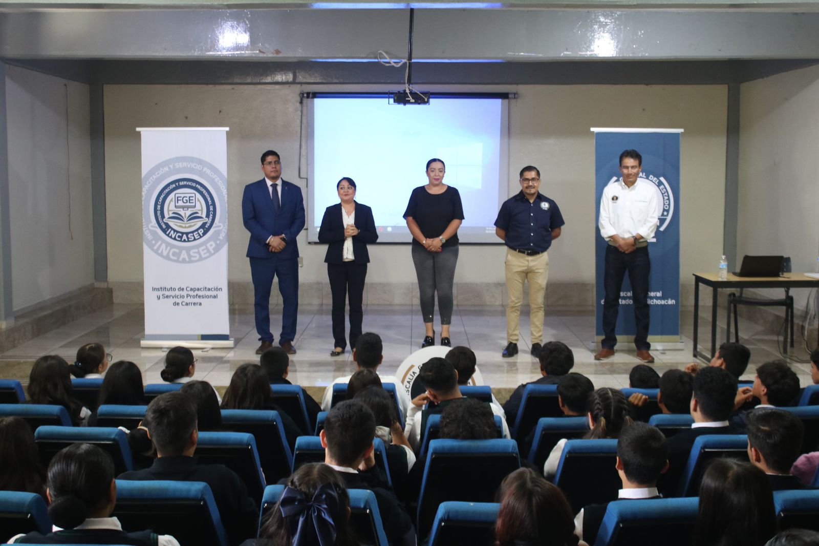 Lleva FGE pláticas a estudiantes de preparatoria de Uruapan sobre prevención de adicciones