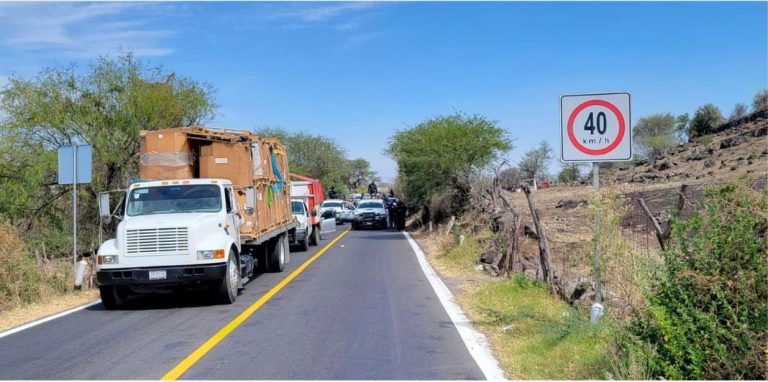 Guardia Civil libera el paso vehicular en el libramiento de Jiquilpan a Villamar