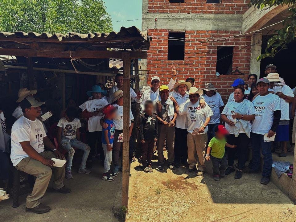 «El candidato de MORENA, Trino Lara, muestra cercanía con los habitantes de Hidalgo en su recorrido por la ciudad.