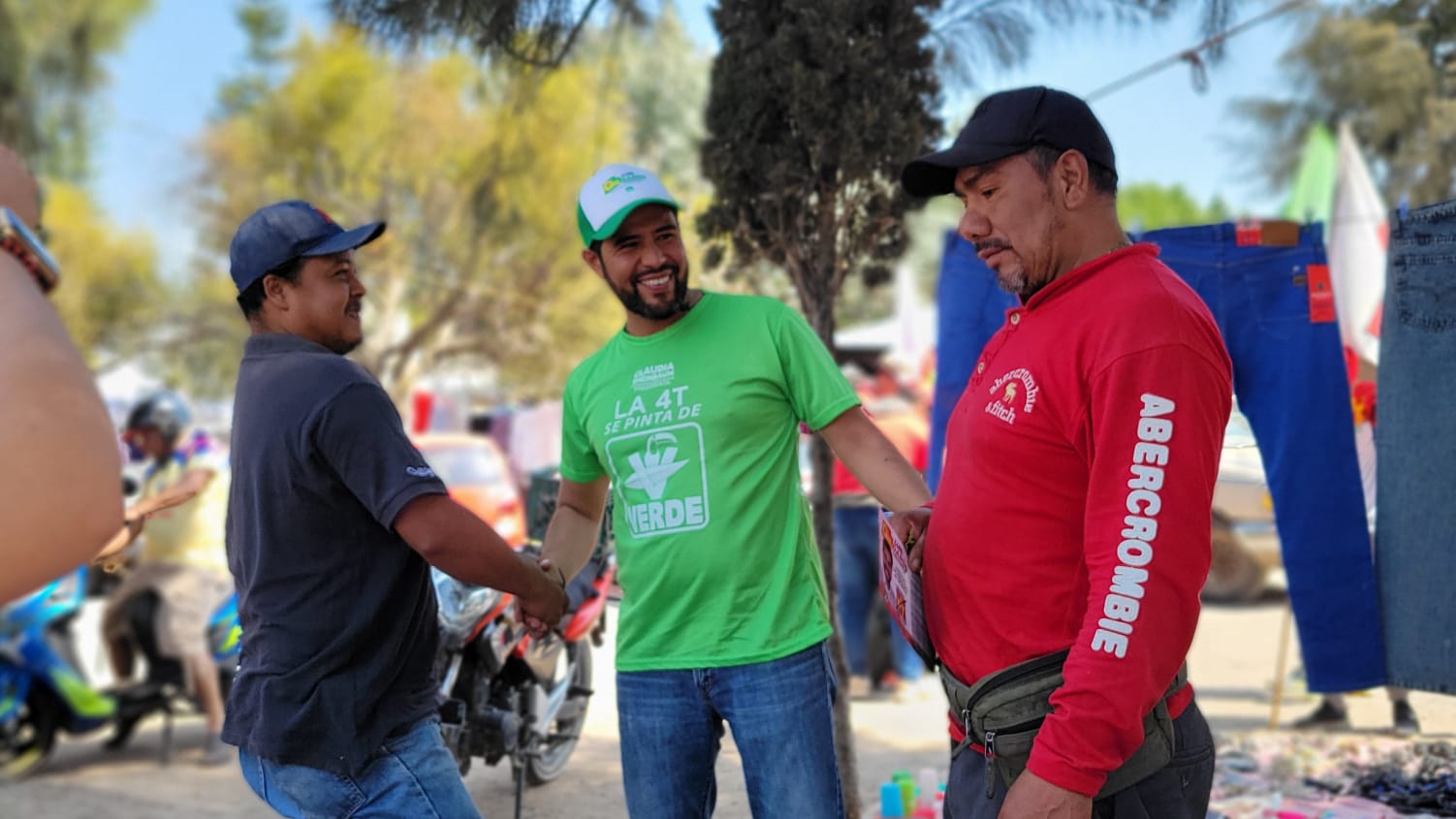 ​Luis Gildardo López Bernal haciendo equipo con el candidato a la diputación Federal, recorre la cabecera y localidades de Huajúmbaro