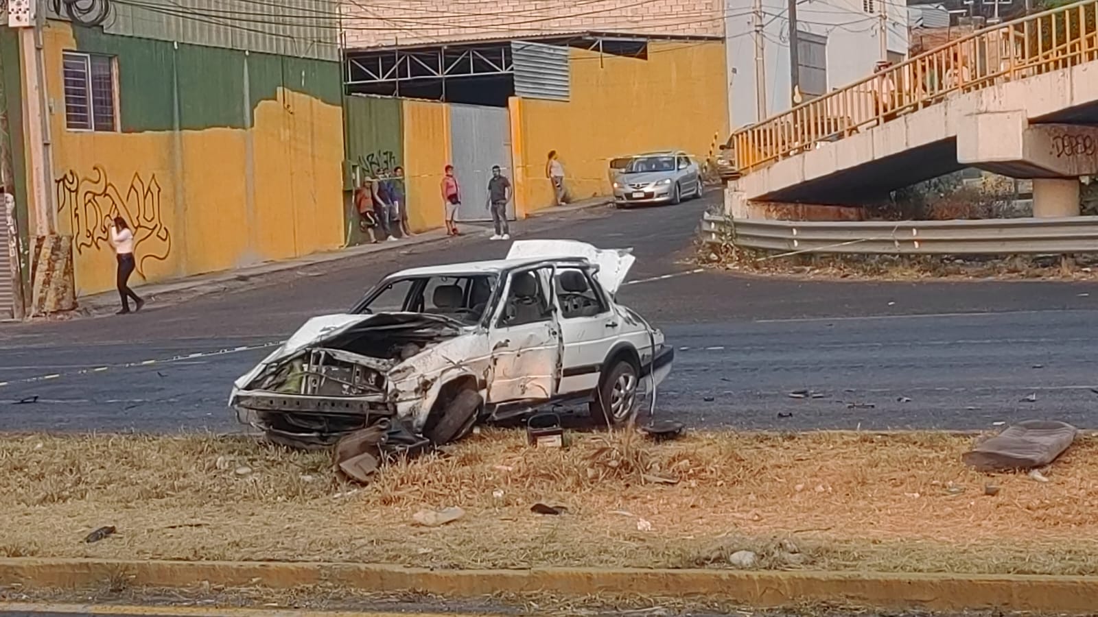 Dos muertos y tres heridos en aparente volcadura de un vehículo compacto