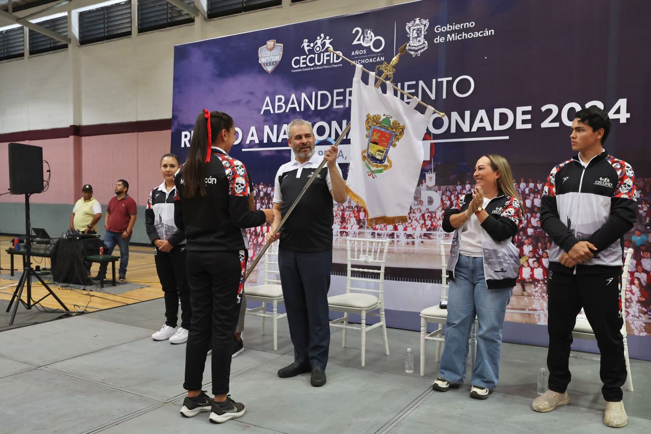 Abandera Bedolla delegación michoacana participante en Nacionales Conade 2024