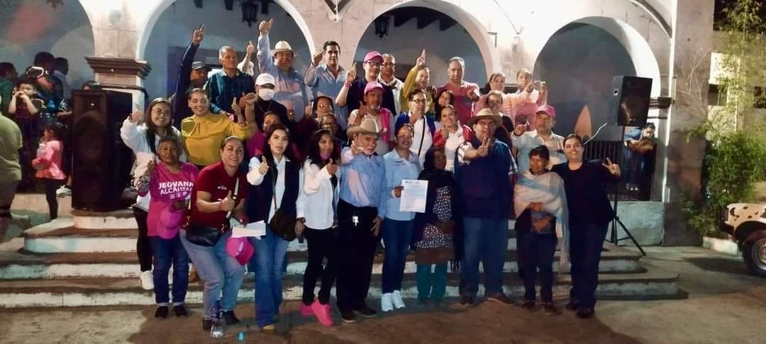 Jeovana Alcántar formaliza compromisos con el Concejo Mayor de San Matías.