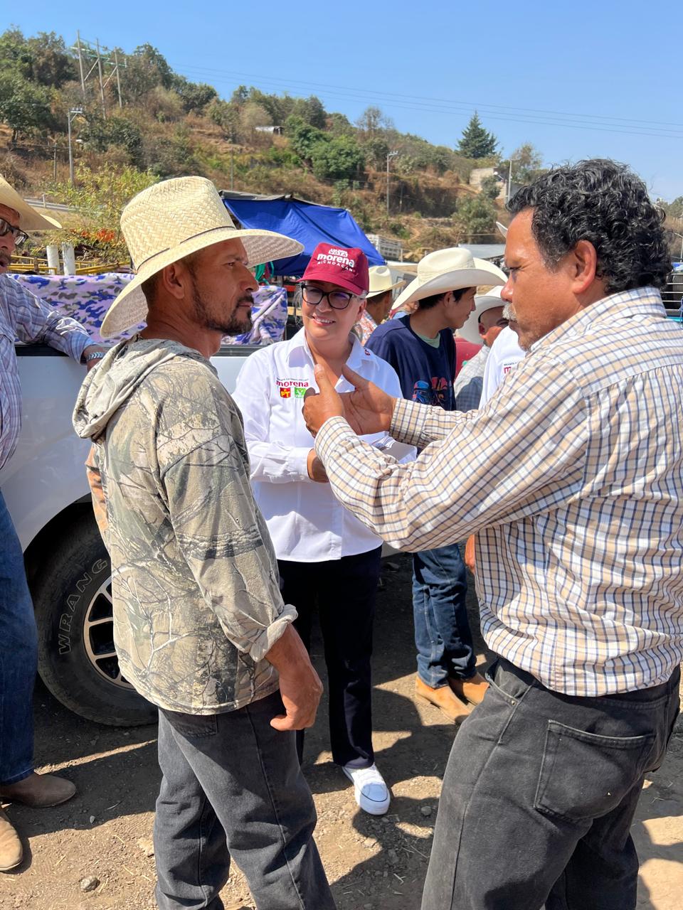 Se reune Emma Rivera Candidata a la diputación local del distrito XIII con miembros de la Asociación Ganadera Local de Zitácuaro.