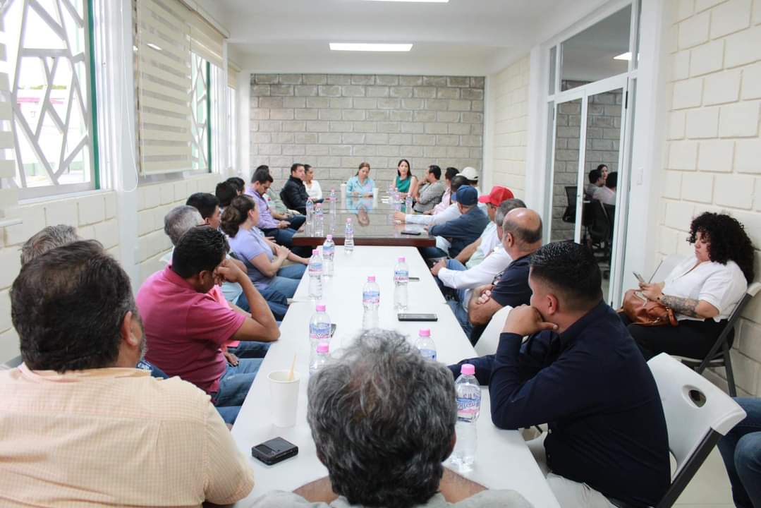 «Rosy Salinas comprometida con el desarrollo económico de Zitácuaro: Mejoras en el Parque Industrial y en infraestructura urbana». 
