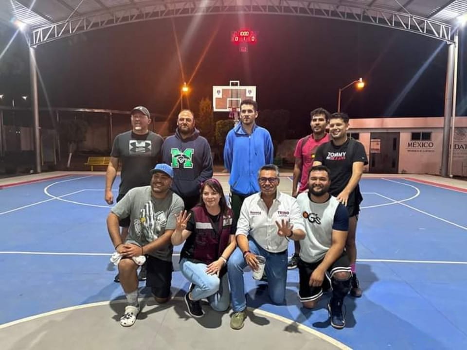 Trino Lara se reúne con deportistas y maestros jubilados para compartir propuestas.