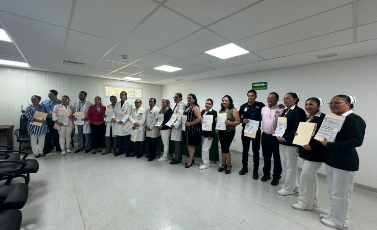Entrega IMSS Michoacán nombramientos a personal de confianza del HGZ No. 86, en Uruapan