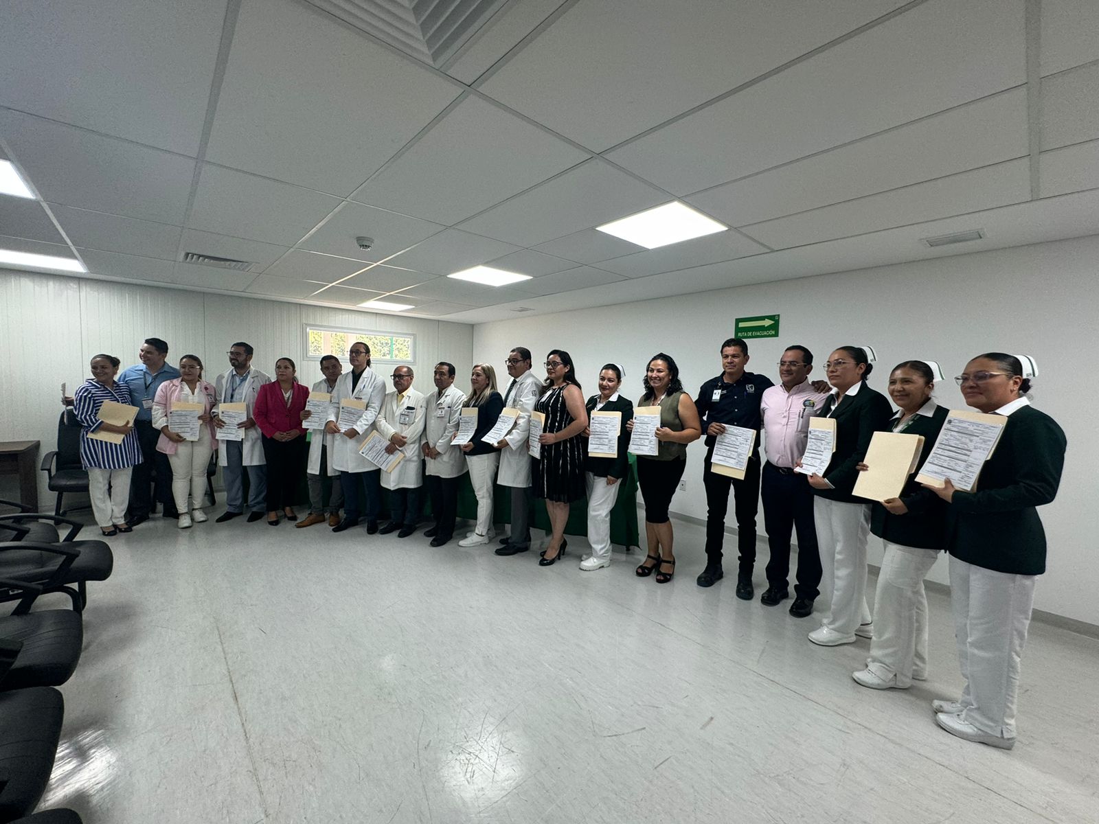 Entrega IMSS Michoacán nombramientos a personal de confianza del HGZ No. 86, en Uruapan