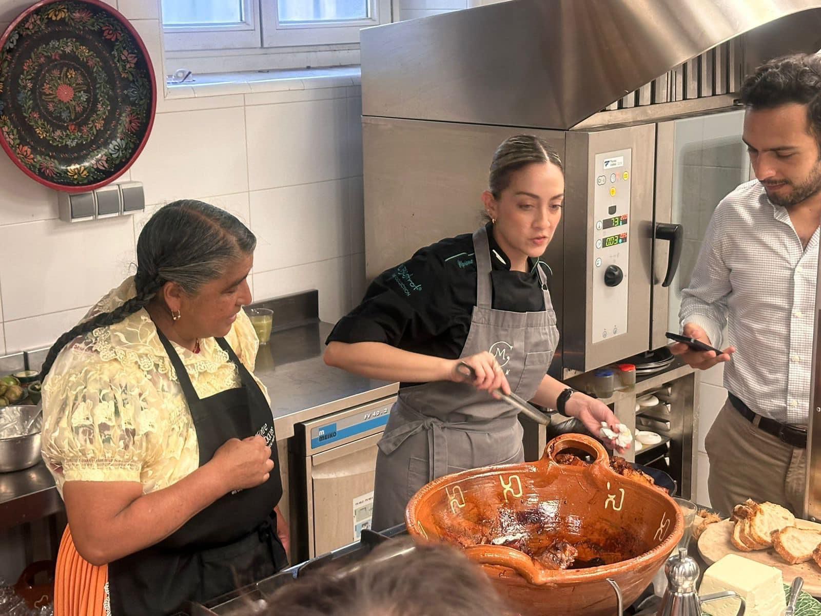 Con su sazón, cocinera tradicional michoacana conquista España
