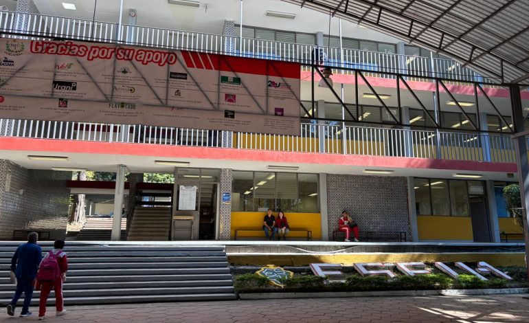 Estudiantes de secundaria Lázaro Cárdenas en Uruapan tienen nueva infraestructura educativa