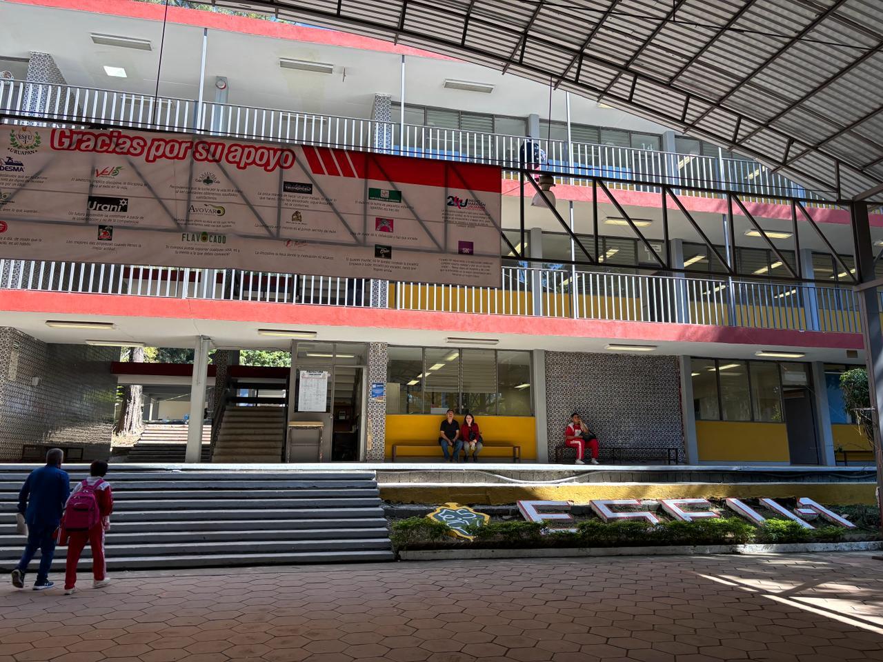 Estudiantes de secundaria Lázaro Cárdenas en Uruapan tienen nueva infraestructura educativa