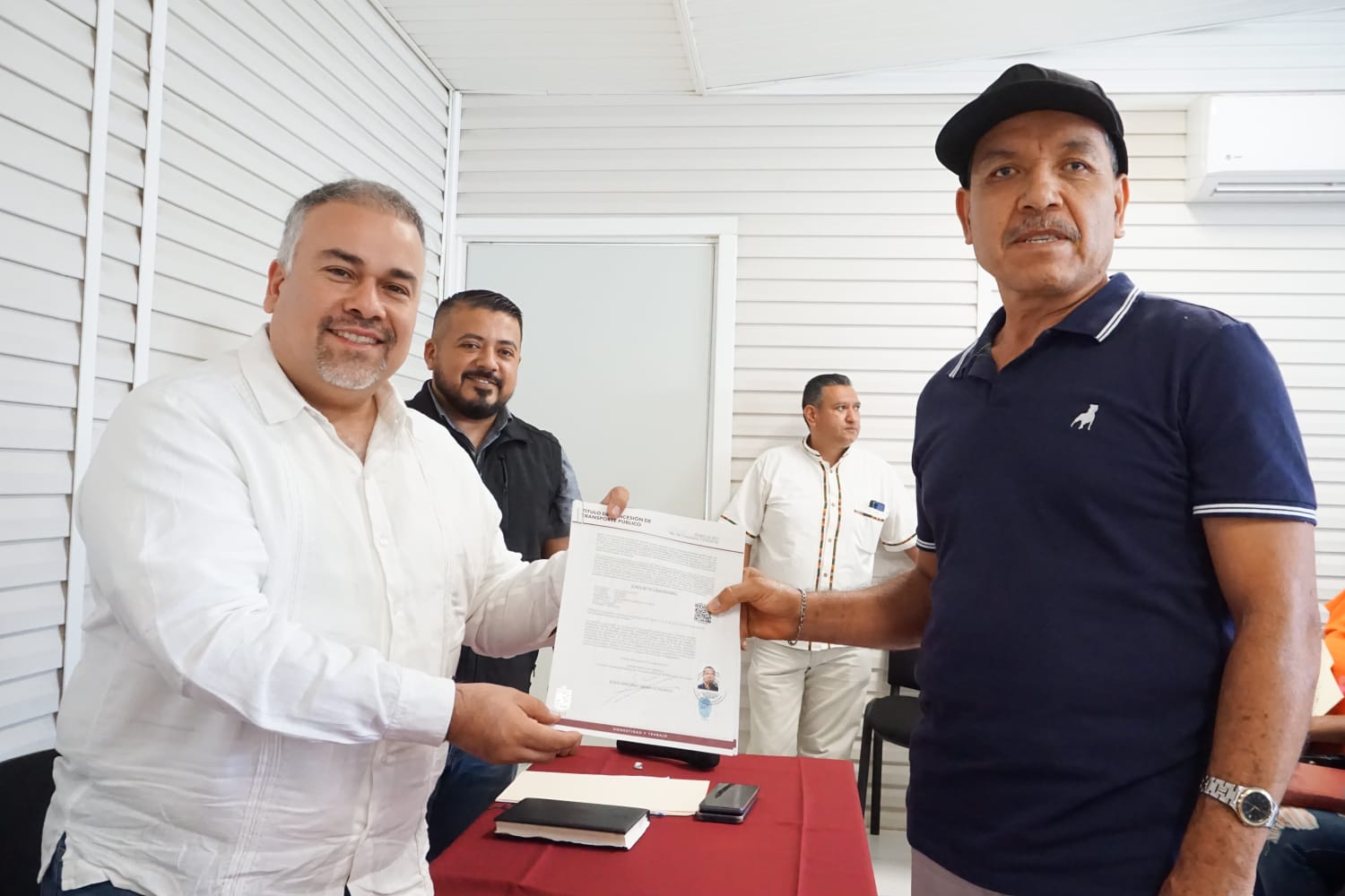 Instituto del Transporte entrega más de 100 títulos de concesión en Uruapan
