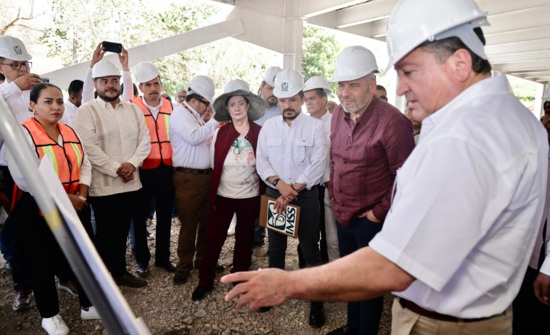 Supervisan Bedolla y Zoé Robledo avances del nuevo hospital comunitario de Maruata