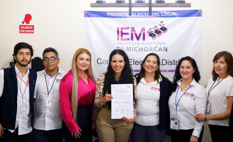 Giulianna Bugarini recibe constancia que la acredita como diputada del distrito 11