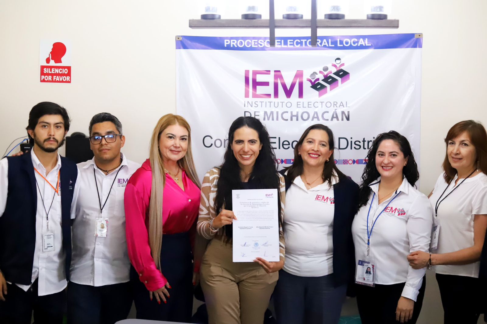 Giulianna Bugarini recibe constancia que la acredita como diputada del distrito 11