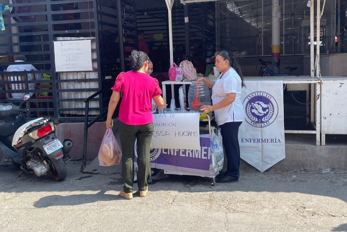SSM realiza campaña de hidratación oral en Huetamo para evitar afectaciones por calor