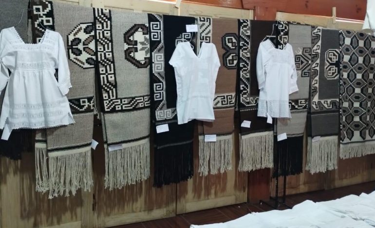En Charapan inicia venta artesanal del concurso de textiles y mascaras