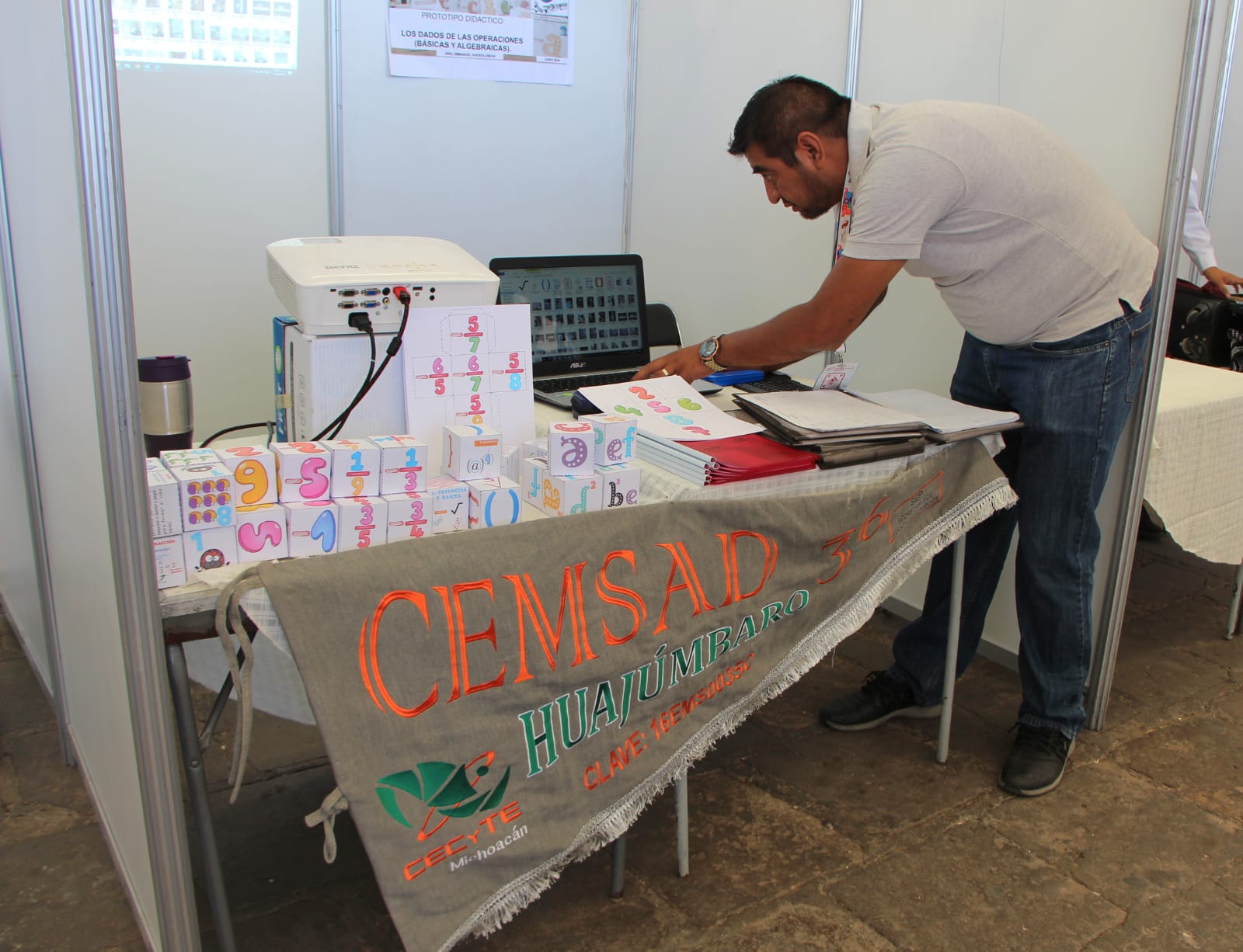 Maestro del Cecytem crea método para aprender matemáticas jugando