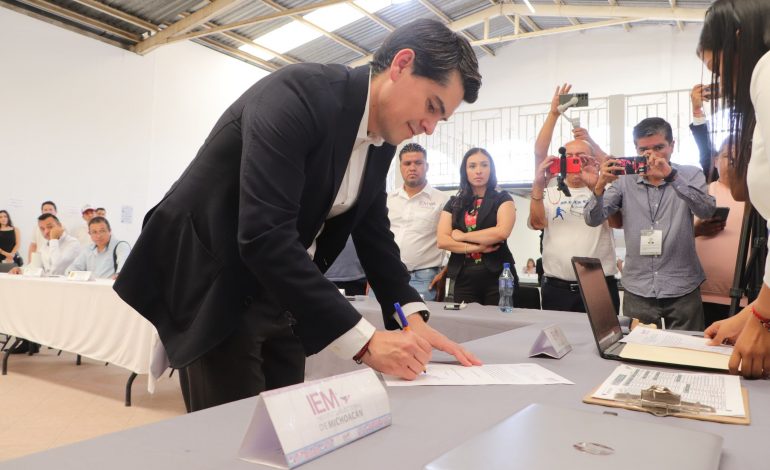 Recibe Toño Ixtláhuac constancia de mayoría como alcalde electo de Zitácuaro