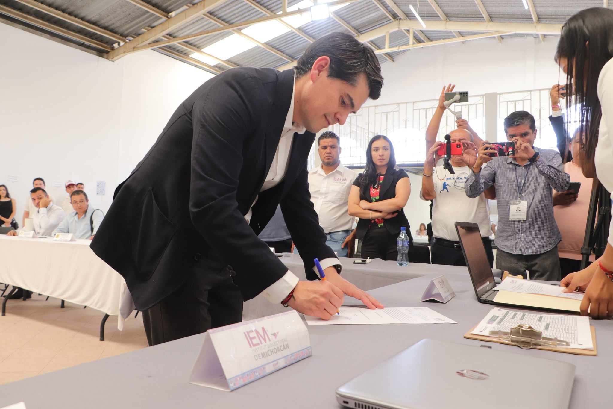 Recibe Toño Ixtláhuac constancia de mayoría como alcalde electo de Zitácuaro