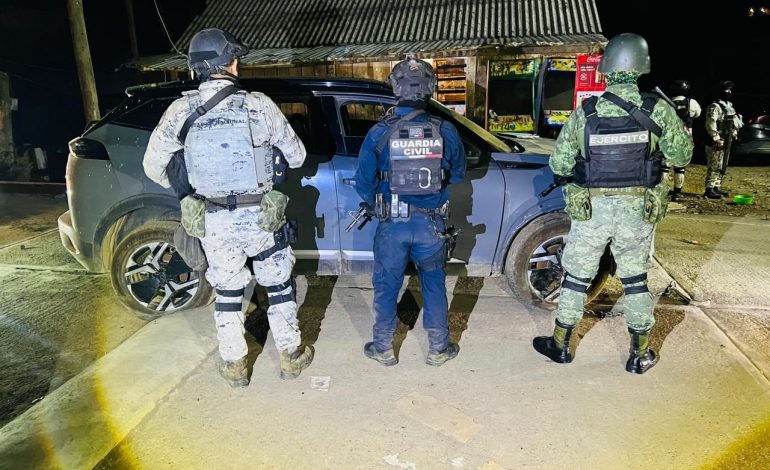 Agentes federales y estatales aseguran 6 vehículos robados, un arma y explosivos en Chilchota