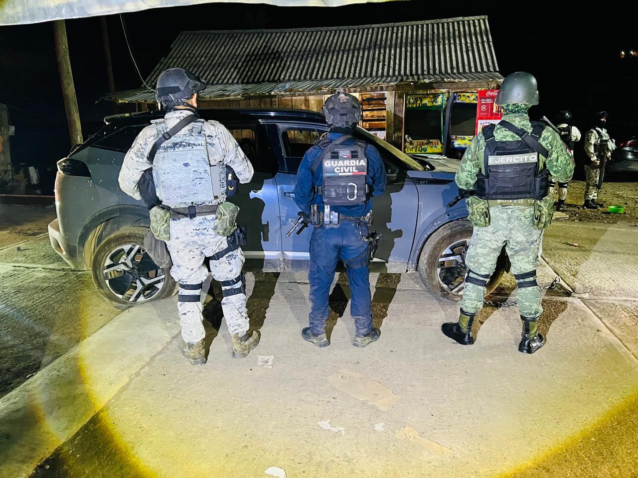 Agentes federales y estatales aseguran 6 vehículos robados, un arma y explosivos en Chilchota