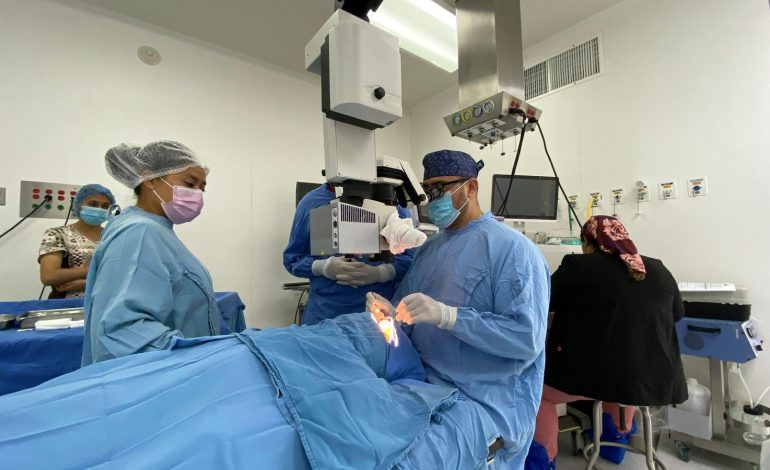 Realizan médicos del IMSS Michoacán trasplante de córnea y devuelven la vista a ocho personas