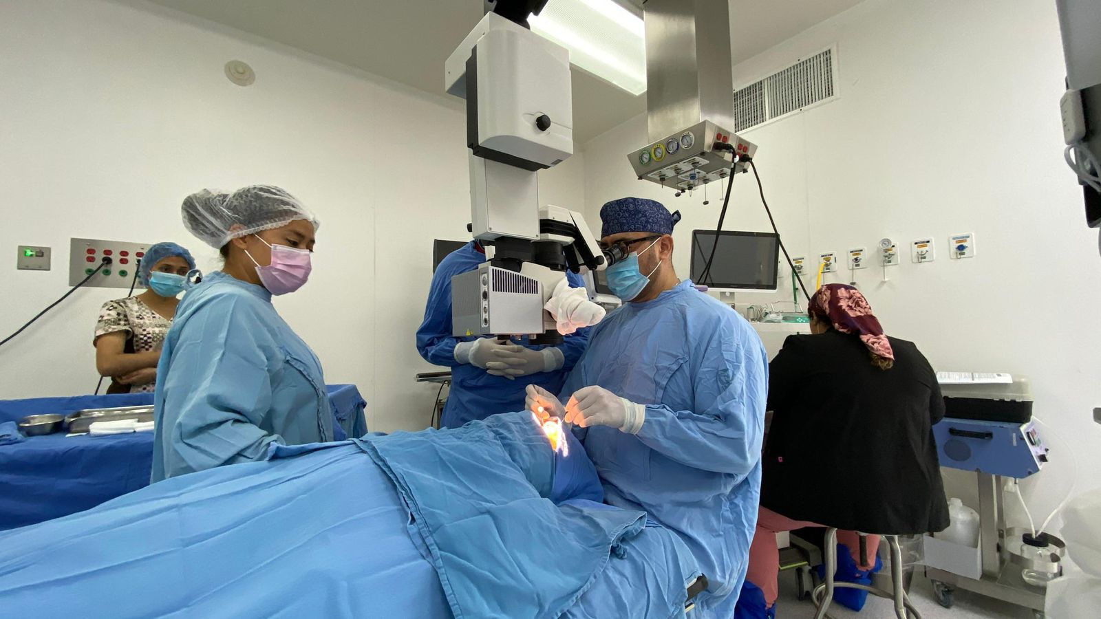 Realizan médicos del IMSS Michoacán trasplante de córnea y devuelven la vista a ocho personas