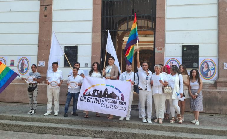 Colectivo LGTBIQ+ Zitácuaro rinde homenaje a personas fallecidas en actos violentos por su preferencia sexual.
