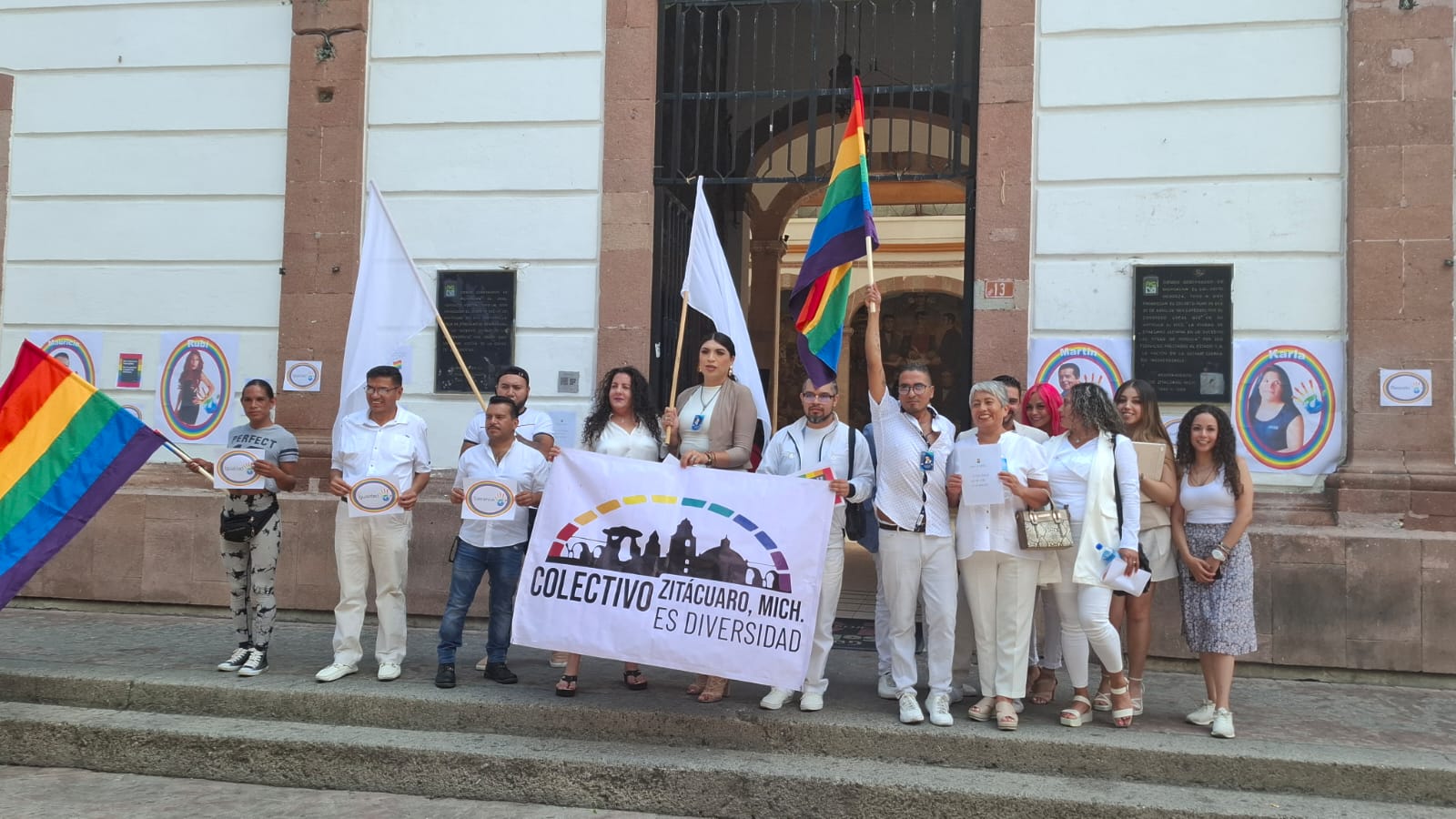 Colectivo LGTBIQ+ Zitácuaro rinde homenaje a personas fallecidas en actos violentos por su preferencia sexual.
