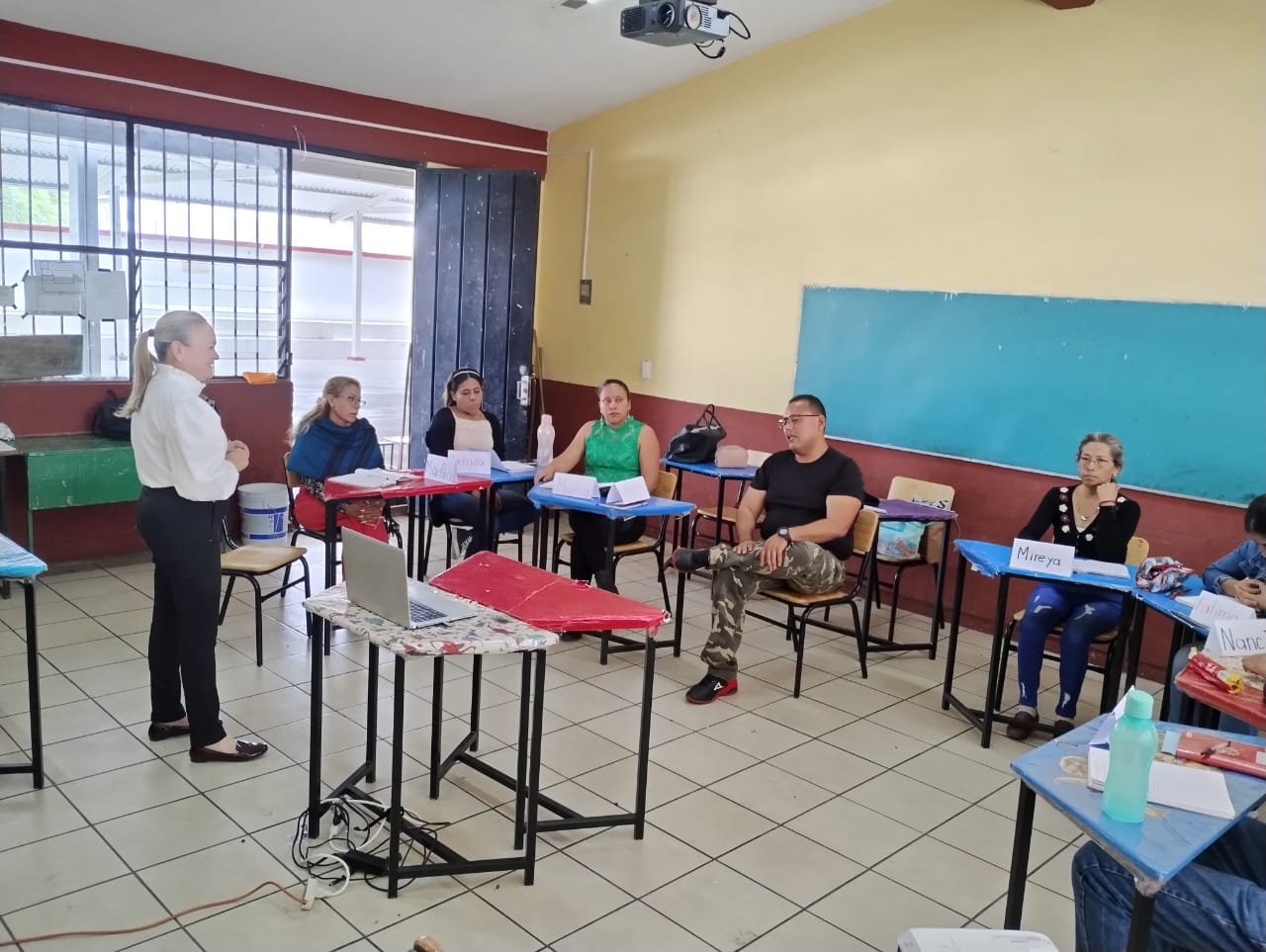 Lleva FGE taller de comunicación asertiva y valores cívicos y éticos a escuela primaria de Copándaro