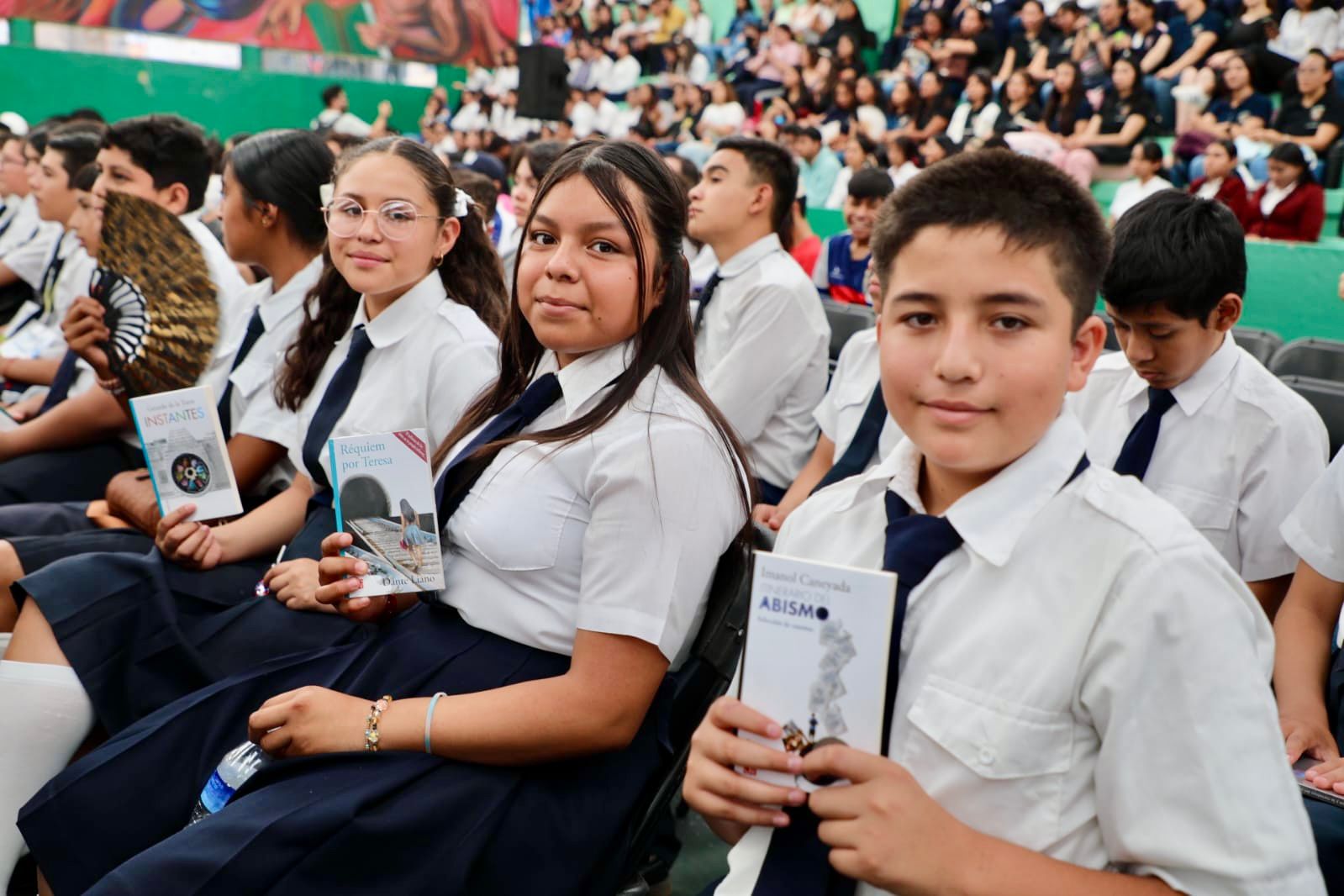 SEE distribuye 3 mil 200 libros en jornada de lectura