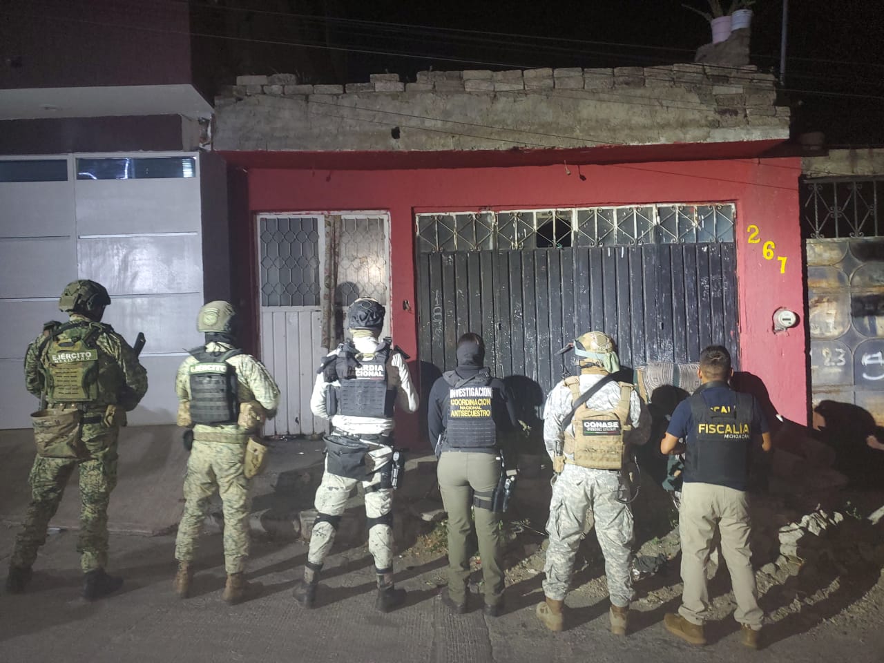 En operativo interinstitucional realizado en la colonia José Ma. Pino Suárez, Fiscalía General asegura narcótico y detiene a dos personas