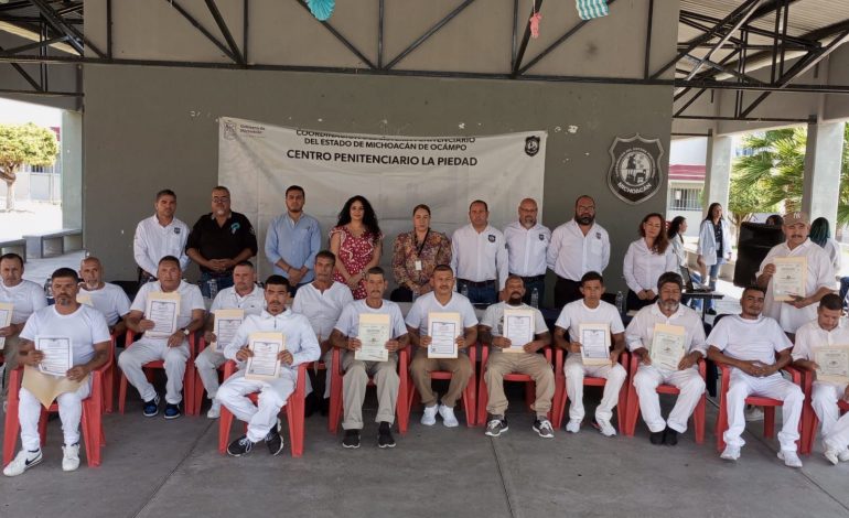 Dan certificado de estudios y capacitan para el trabajo a 60 personas internas en penal de La Piedad
