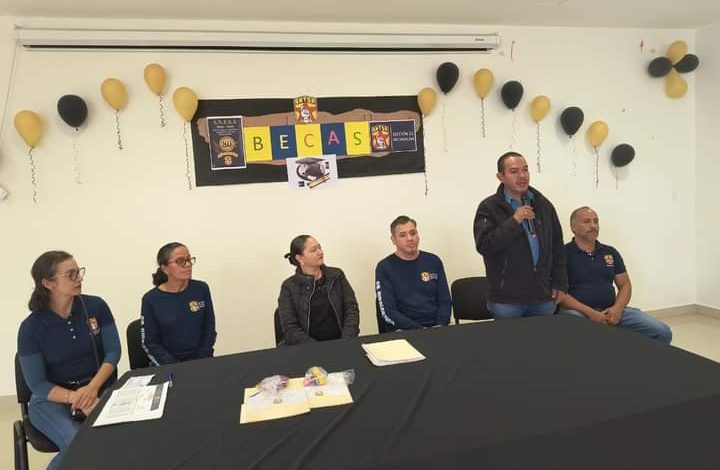 En Hospital general SNTSA entrega 30 becas de aprovechamiento escolar