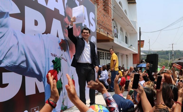 Toño Ixtláhuac, Presidente Electo de Zitácuaro, Michoacán, recibe constancia de mayoría