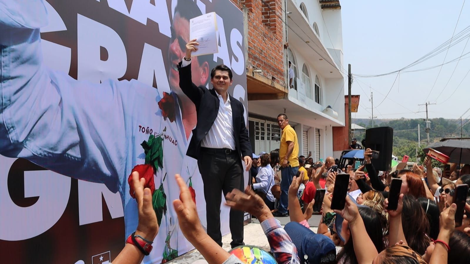 Toño Ixtláhuac, Presidente Electo de Zitácuaro, Michoacán, recibe constancia de mayoría