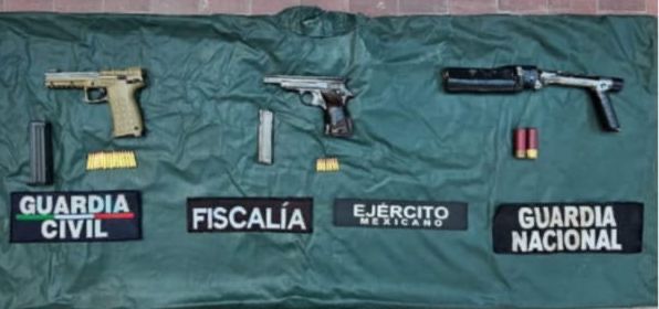 Agentes policiales frustran robo a banco de Apatzingán; hay tres detenidos y tres armas aseguradas.
