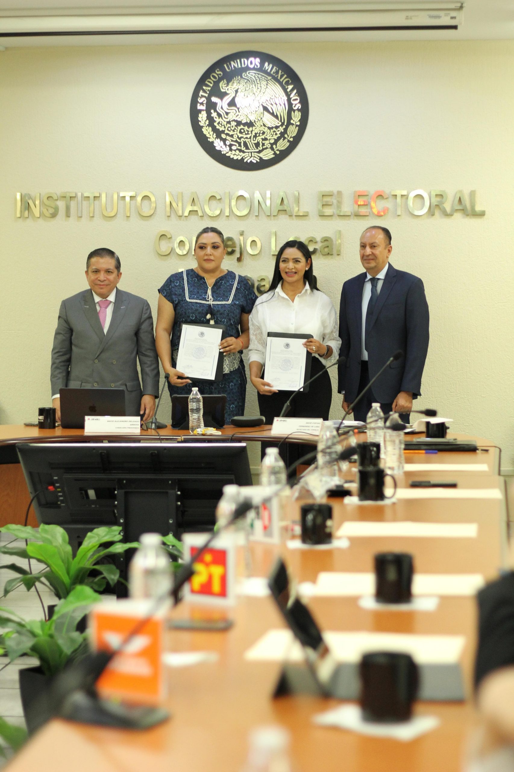 Recibe Araceli Saucedo constancia como Senadora Electa.