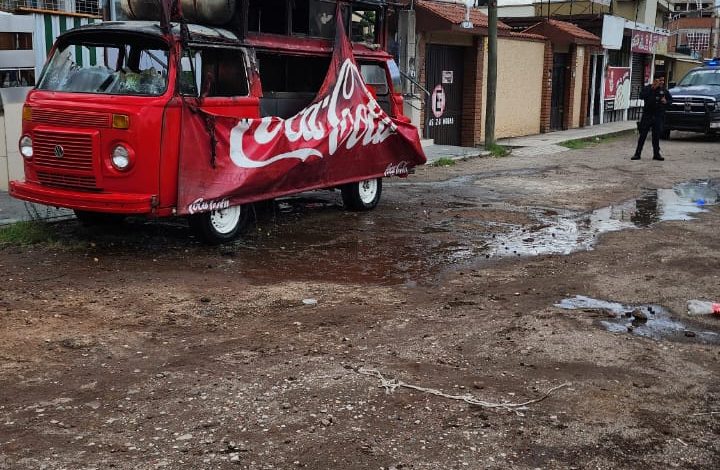 Vecinos y Bomberos del CREHI logran controlar incendio en combi de tacos en CdHidalgo.